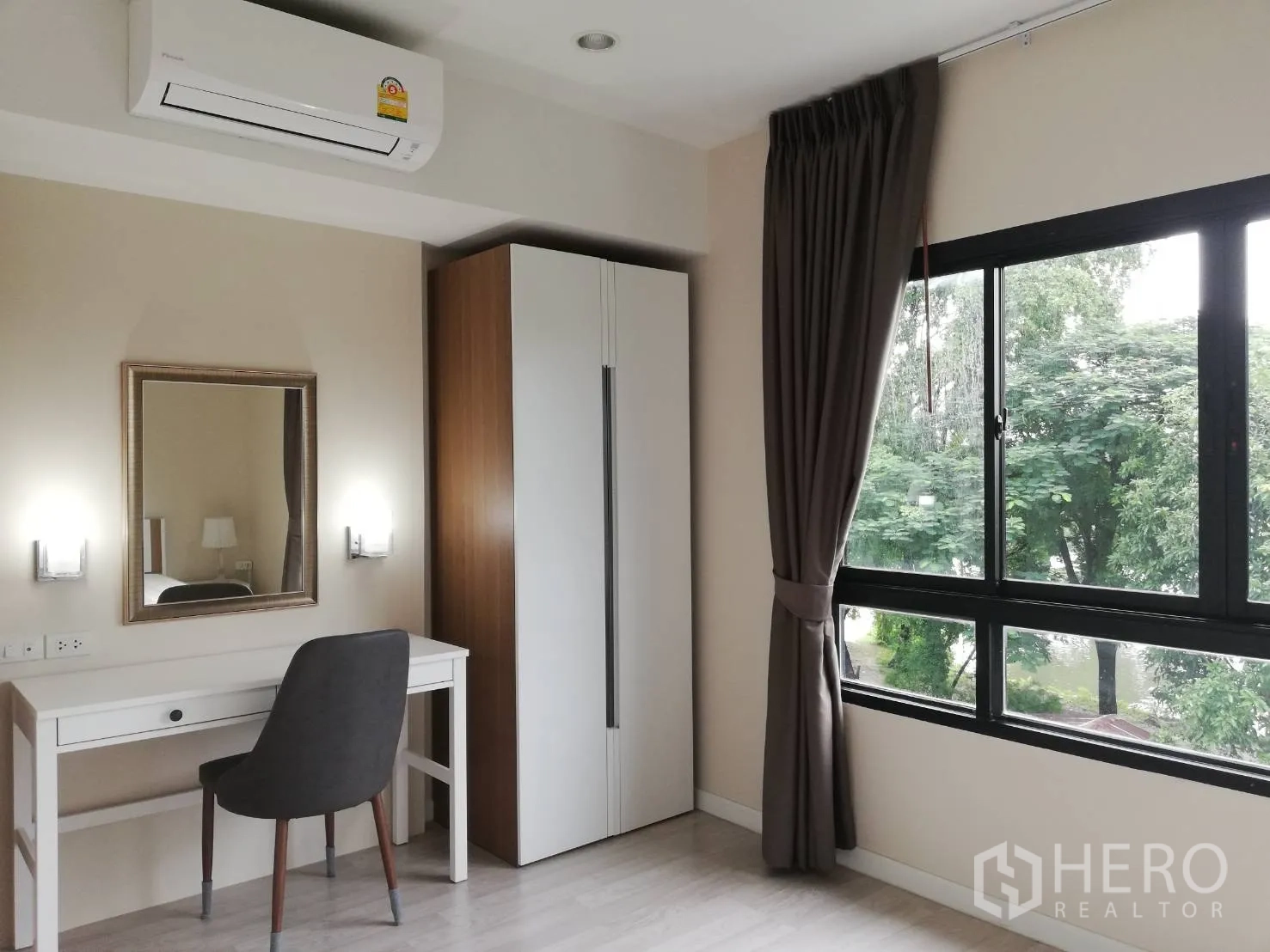 Townhouse for rent in Bang Kapi, Bangkok - Sunlit bedroom featuring a work desk, wardrobe, large windows and air conditioning.