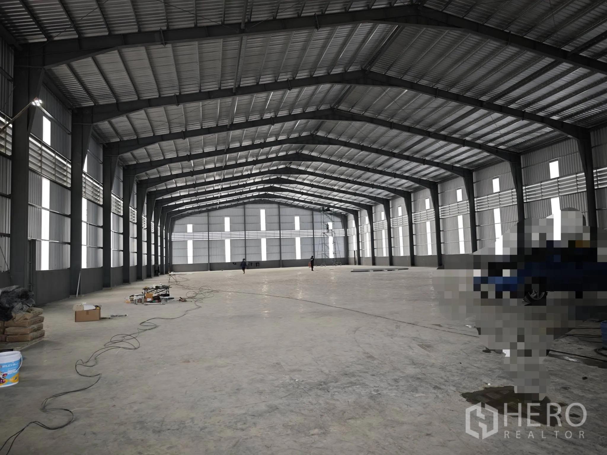 仓库 for rent or sale in Bang Phli, Samut Prakan - 仓库内部大跨空间，钢桁架屋顶与混凝土地面。