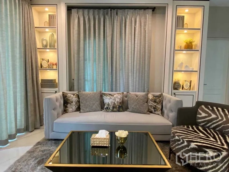 บ้าน ให้เช่าในBang Khen, Bangkok - มุมโซฟาพักผ่อน ล้อมด้วยตู้โชว์แสงไฟทั้งสองด้าน