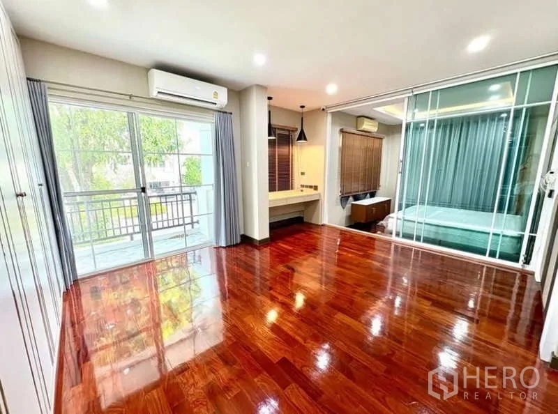 บ้าน ให้เช่าในPhasi Charoen, Bangkok - ห้องนอนมาสเตอร์ ประตูระเบียง มุมทำงาน และผนังกระจกกั้นห้อง