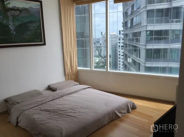 คอนโด ให้เช่าในWatthana, Bangkok - ห้องนอนมุมหน้าต่างบานใหญ่ มองเห็นทิวทัศน์สกายไลน์สุขุมวิท