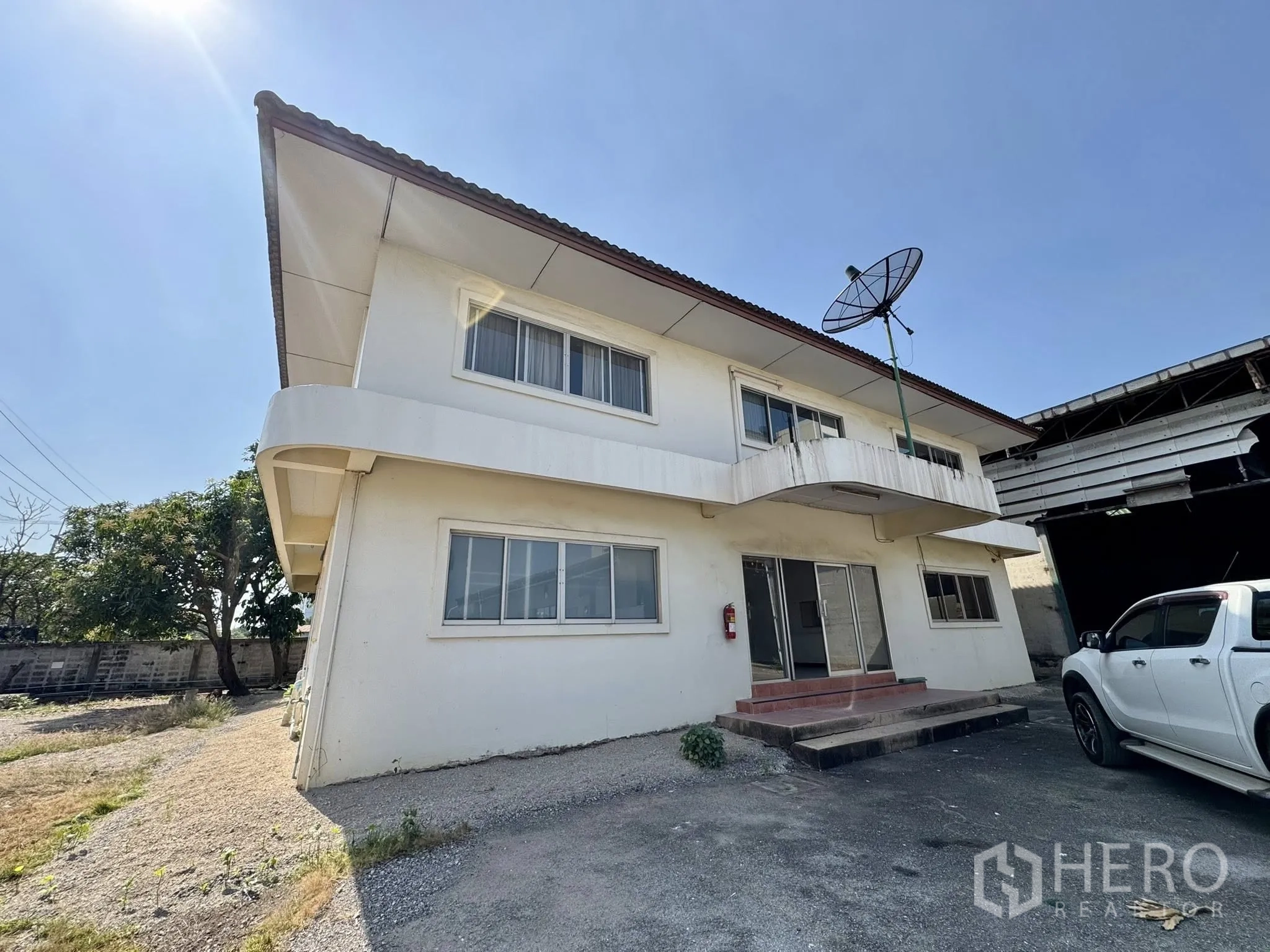 คลังสินค้า for rent in Mueang Samut Sakhon, Samut Sakhon - ภายนอกอาคารสำนักงาน 2 ชั้น ข้างโกดัง มีลานจอดรถและจานดาวเทียม