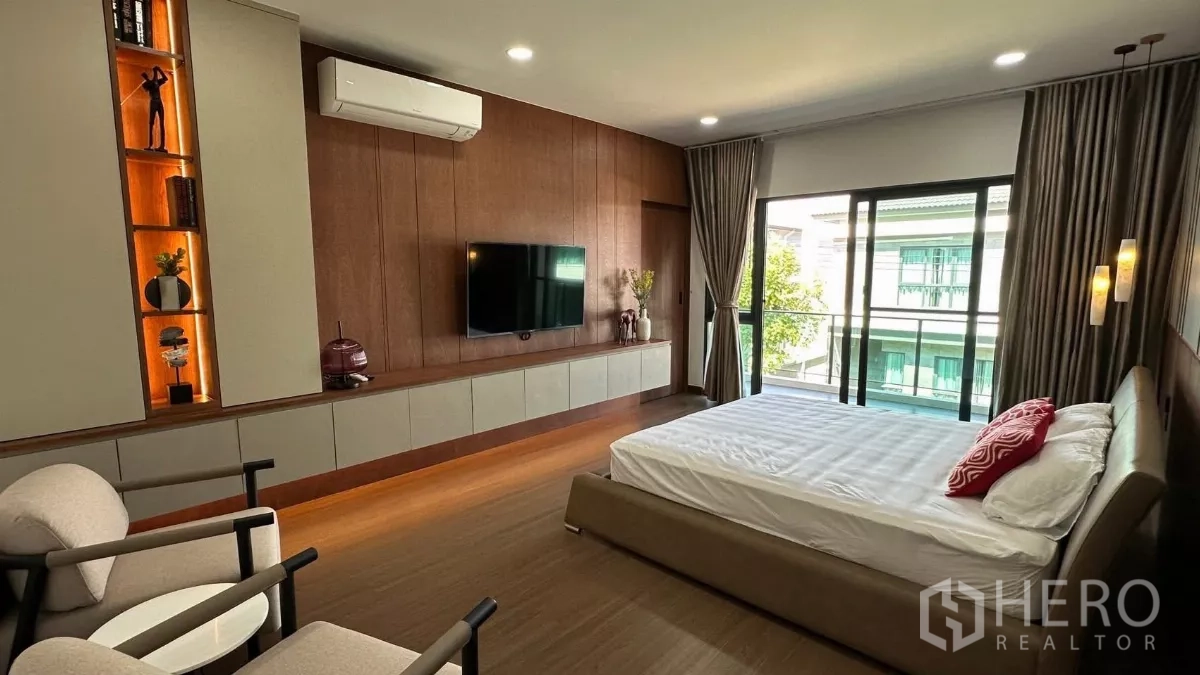 บ้าน ให้เช่าในBang Phli, Samut Prakan - ห้องนอนใหญ่พร้อมระเบียง ผนังทีวีบิลท์อินและเตียงคิงไซส์