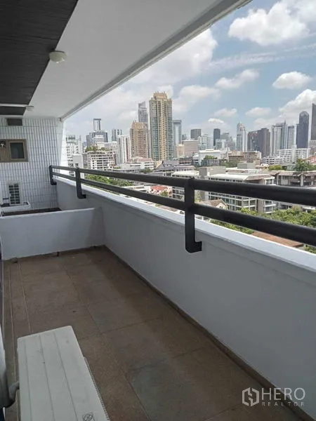 คอนโด ให้เช่าในWatthana, Bangkok - ระเบียงยาวมองเห็นวิวสกายไลน์สุขุมวิท ใต้ท้องฟ้าสีฟ้า