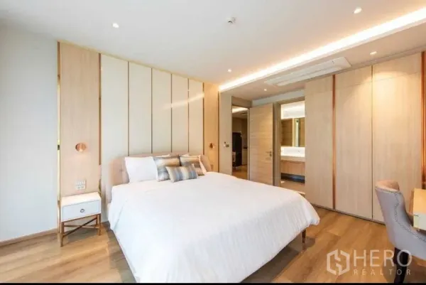 公寓 出租在Bang Na, Bangkok - 宽敞卧室，带嵌入式衣柜并可看到套内卫浴门。