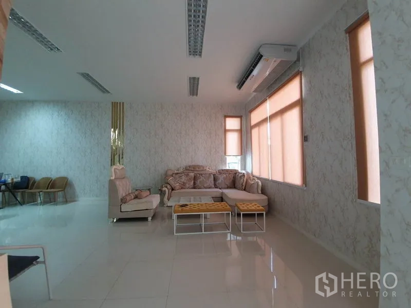 工厂 出售在Lam Luk Ka, Pathum Thani - 宽敞的休息/等候区，沙发、空调与大窗户。