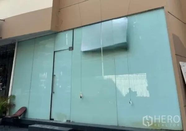 零售空间 出租在Khlong Toei, Bangkok - 一层临街店面，整面磨砂玻璃立面与玻璃门