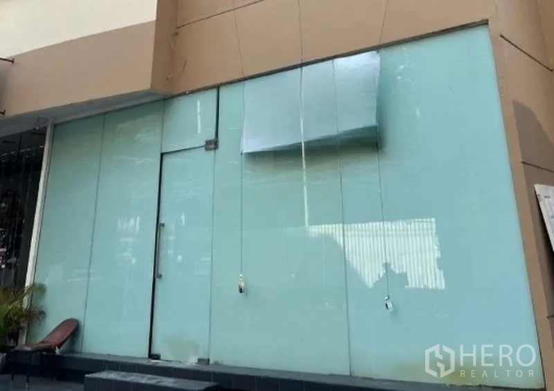 零售空间 出租在Khlong Toei, Bangkok - 一层临街店面，整面磨砂玻璃立面与玻璃门