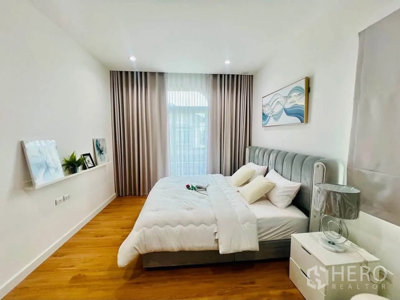 บ้านเดี่ยว for rent in Bang Phli, Samut Prakan - ห้องนอนสว่าง เตียงหัวเตียงบุผ้า ม่านทึบ และประตูกระจกออกระเบียง