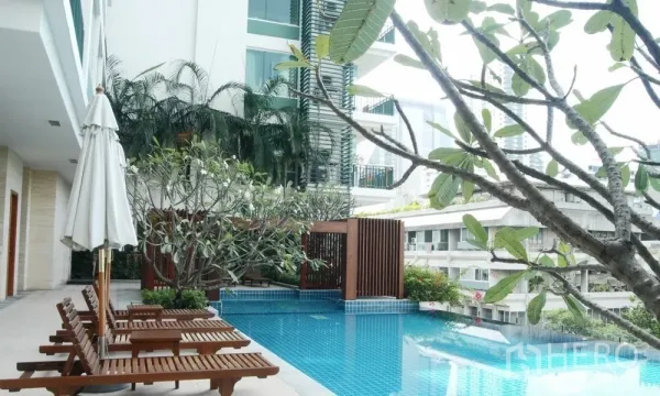 คอนโด ให้เช่าหรือขายในWatthana, Bangkok - สระว่ายน้ำกลางแจ้งพร้อมเตียงอาบแดดและต้นลีลาวดี วิวเมือง