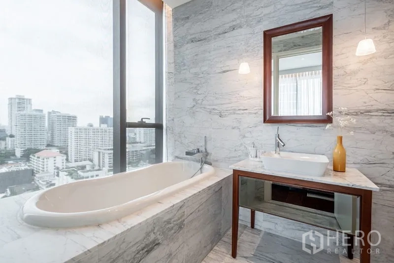 公寓 出租或出售在Watthana, Bangkok - 大理石浴室，窗边嵌入式浴缸、独立洗手台，可望城市景观
