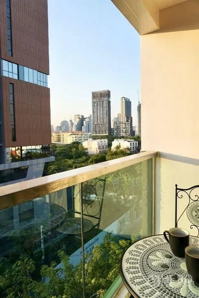 公寓 出租在Khlong Toei, Bangkok - 阳台视角，眺望高楼与绿意