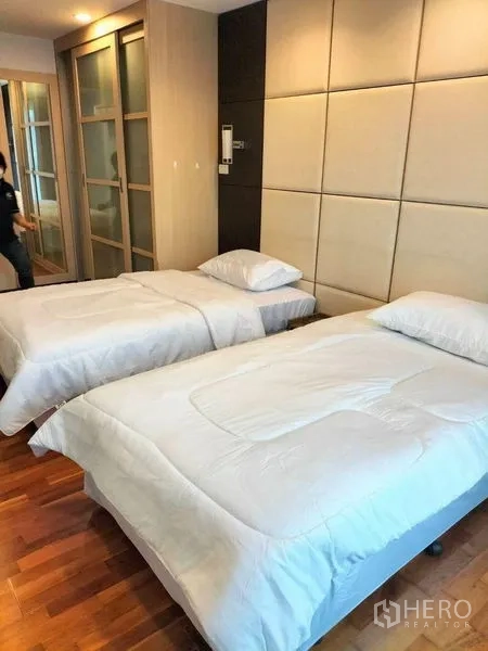 คอนโด ให้เช่าในWatthana, Bangkok - ห้องนอนที่สอง เตียงเดี่ยวคู่ ผนังบุพาเนล และพื้นไม้