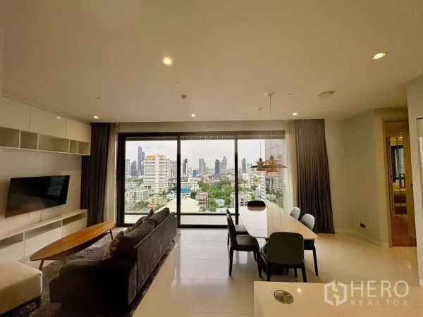 公寓 出租在Watthana, Bangkok - 客厅与餐区面向整面窗户，享受曼谷全景视野。