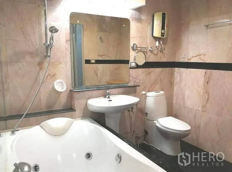 公寓 出租在Khlong Toei, Bangkok - 套内浴室，设按摩浴缸、马桶、台盆与淋浴