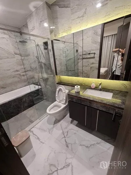 คอนโด ให้เช่าในWatthana, Bangkok - ห้องน้ำหินอ่อน พร้อมฝักบัวกระจก อ่างอาบน้ำ และกระจกไฟซ่อน