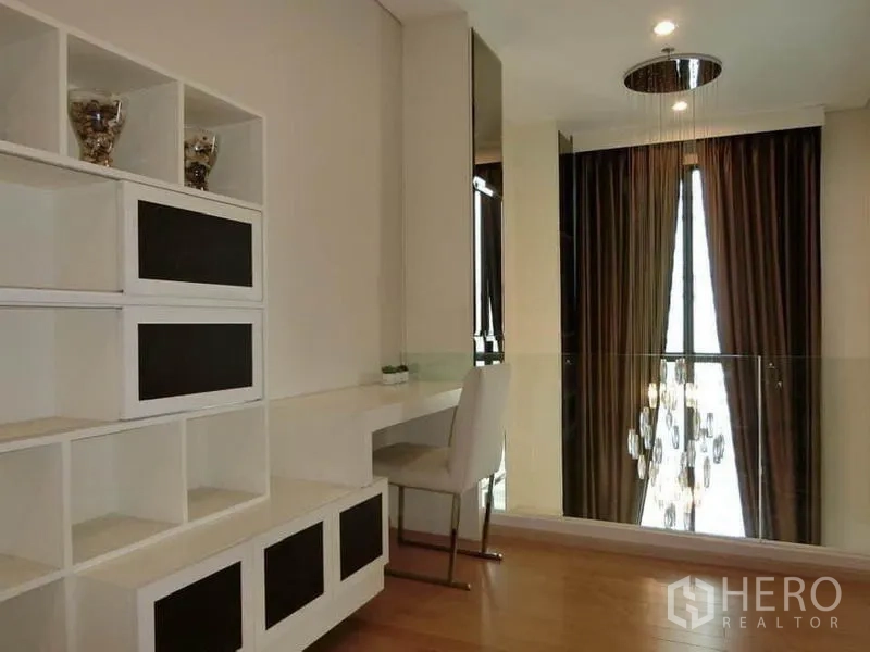 公寓 出租在Ratchathewi, Bangkok - 夹层工作区，内置置物柜、书桌，并可见吊灯景致