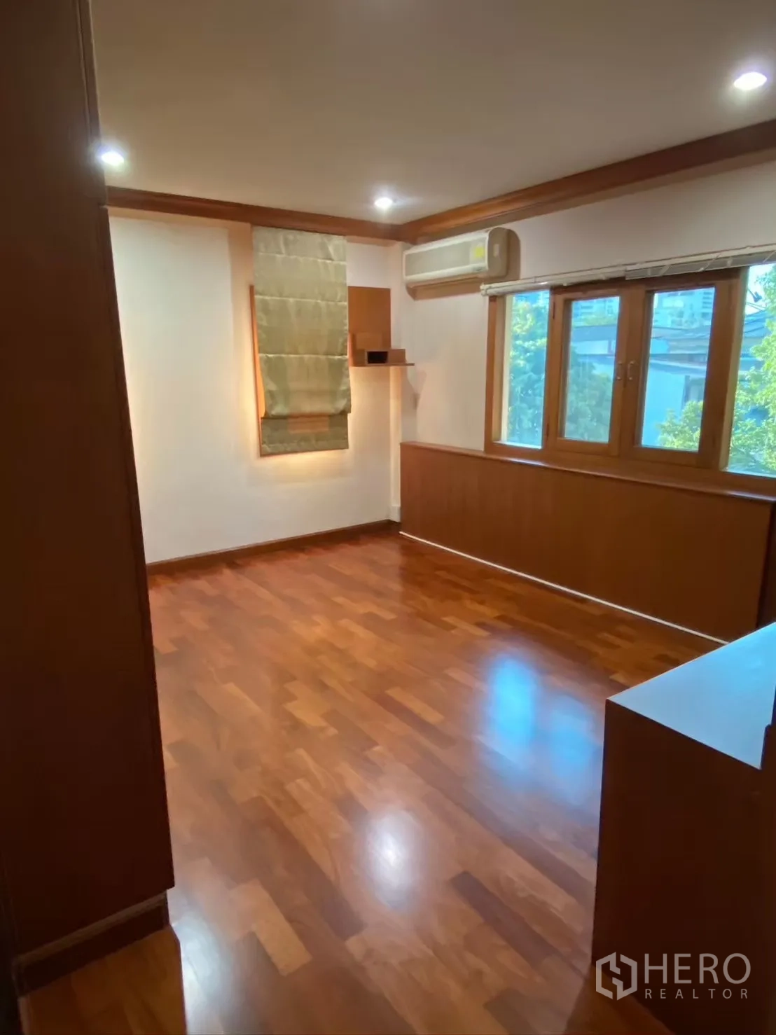 Detached House for rent in Watthana, Bangkok - Alternate view of the bright bedroom with warm wooden floor.