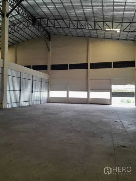 Warehouse for rent in Yan Nawa, Bangkok - Rear section of the warehouse with large openings for natural light and smooth floor.