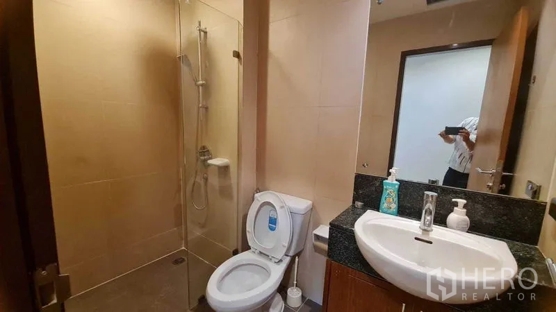 公寓 出租或出售在Watthana, Bangkok - 第二浴室配玻璃淋浴间、坐便与台盆。