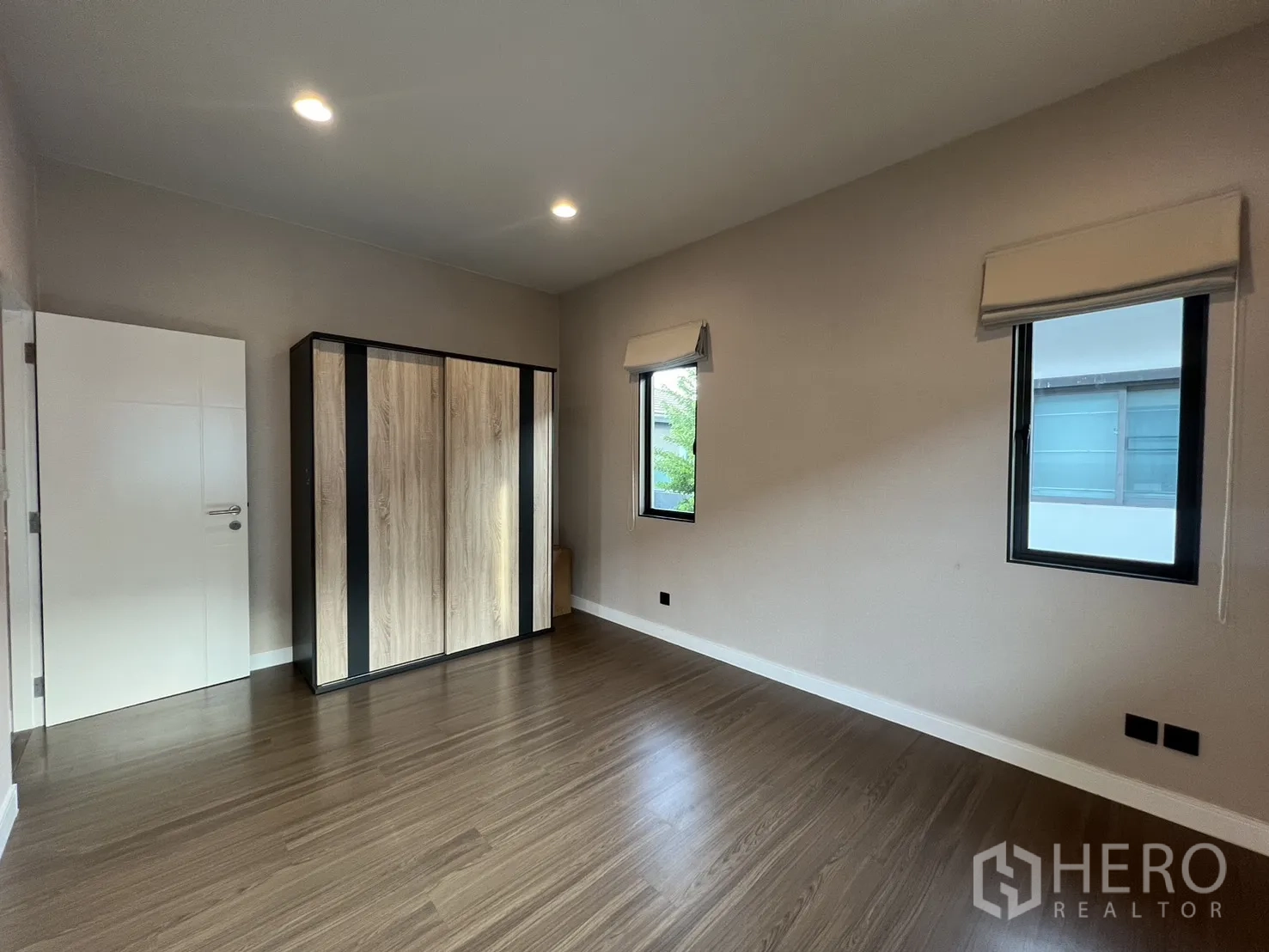 Detached House for rent in Bang Kapi, Bangkok - Fourth bedroom empty with air conditioner and three windows.