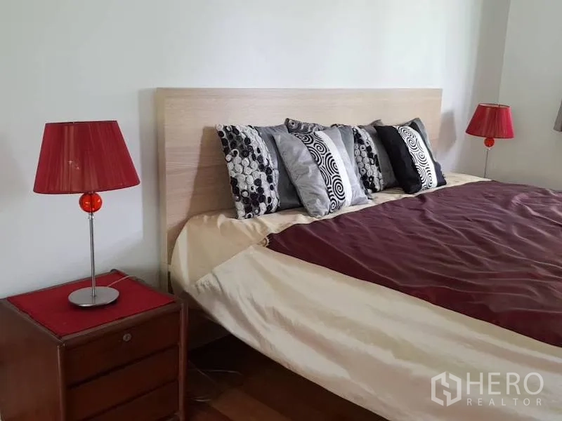 Detached House for rent in Chatuchak, Bangkok - Master bedroom with king bed, bedside lamps, and neutral decor.