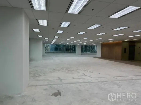 สำนักงาน ให้เช่าในRatchathewi, Bangkok - พื้นที่สำนักงานเปิดโล่ง ฝ้าทีบาร์พร้อมไฟ LED พื้นปูนเปลือย กระจกบานใหญ่และโถงลิฟต์กรุไม้