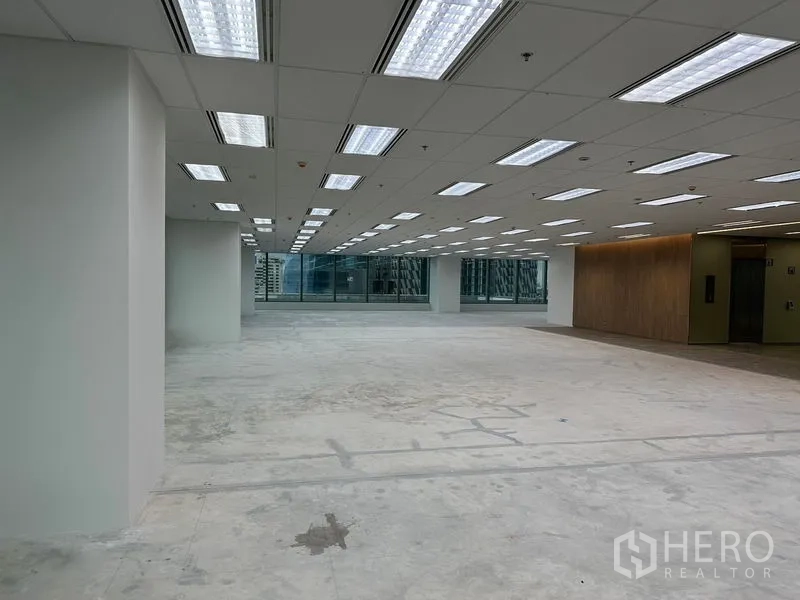 สำนักงาน ให้เช่าในRatchathewi, Bangkok - พื้นที่สำนักงานเปิดโล่ง ฝ้าทีบาร์พร้อมไฟ LED พื้นปูนเปลือย กระจกบานใหญ่และโถงลิฟต์กรุไม้