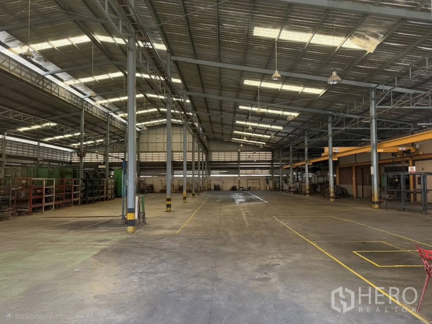 Factory for rent in Bang Phli, Samut Prakan - High-bay manufacturing area with crane beams, racking and wide aisles.