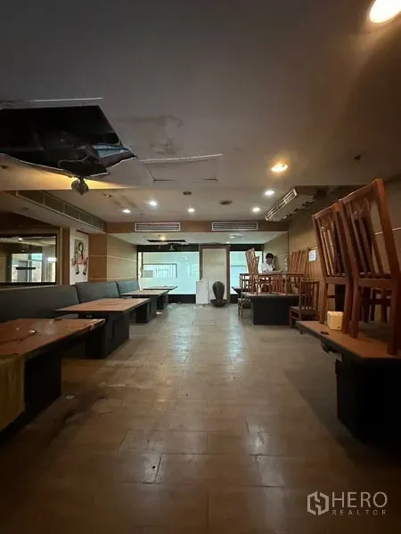 Retail Space for rent in Yan Nawa, Bangkok - Spacious former restaurant dining hall with booths, ceiling lights and tiled floor.