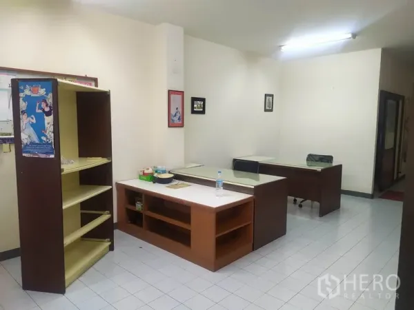 带办公室的家 出租在Yan Nawa, Bangkok - 开放式办公区，配有书桌、置物架和白色地砖，顶置日光灯。