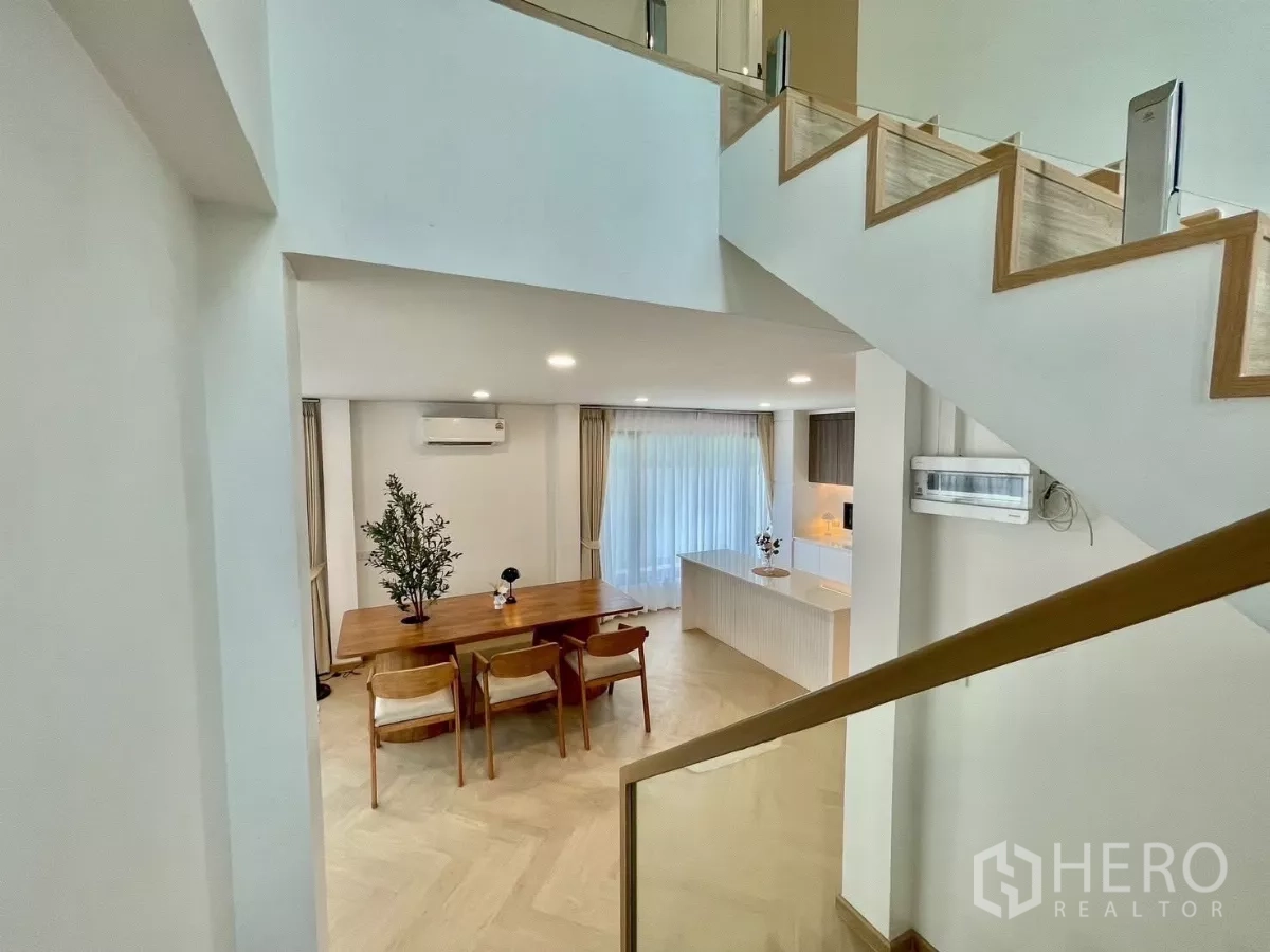 บ้าน ขายในPrawet, Bangkok - บันไดพร้อมราวกันตกกระจก มองลงเห็นโซนครัวและรับประทานอาหาร