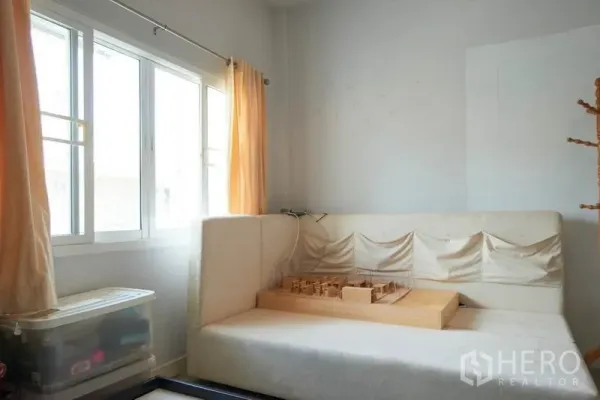 带办公室的家 出租在Wang Thonglang, Bangkok - 带大窗的休闲角，内置沙发