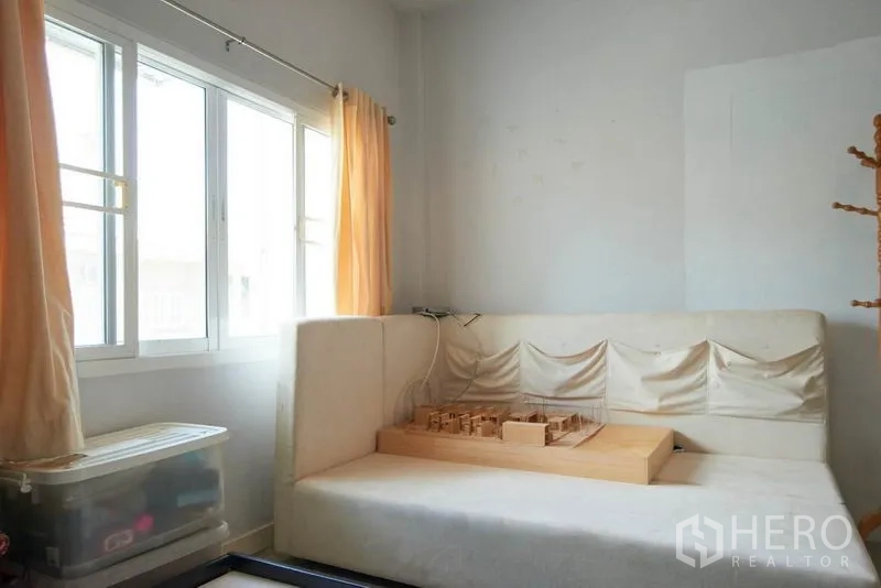 带办公室的家 出租在Wang Thonglang, Bangkok - 带大窗的休闲角，内置沙发