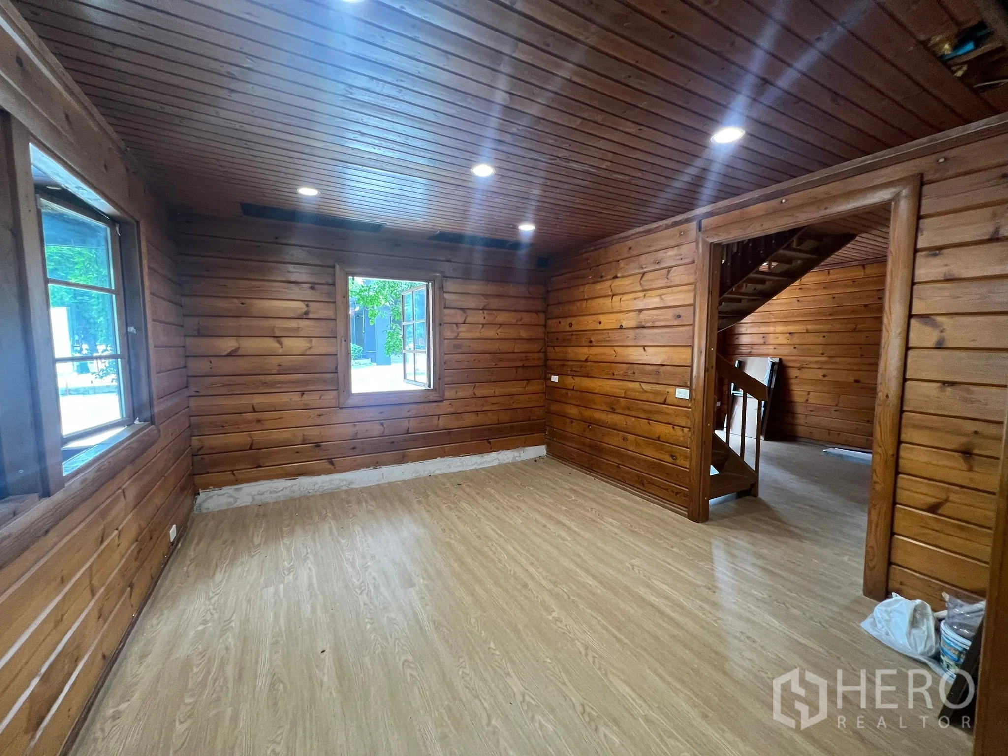 带办公室的家 出租在Suan Luang, Bangkok - 一层木墙房间，窗户开启，通向楼梯的动线清晰。