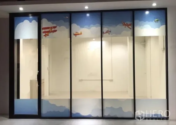 สำนักงาน ให้เช่าในWatthana, Bangkok - ห้องสำนักงานหน้ากระจกลายเครื่องบิน แสงสว่าง ในเขตวัฒนา กรุงเทพฯ