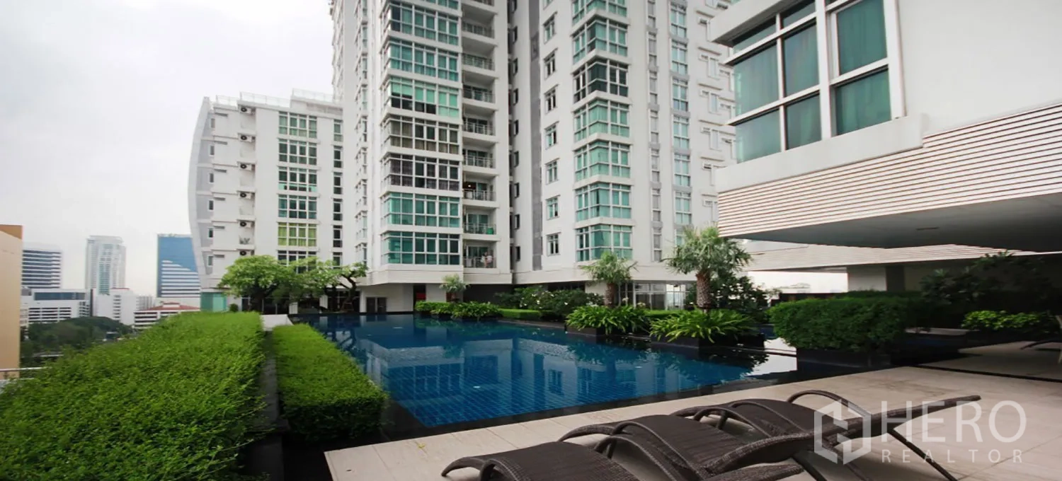 คอนโด ให้เช่าในKhlong Toei, Bangkok - สระว่ายน้ำส่วนกลางของคอนโดพร้อมเตียงอาบแดด สวนและวิวเมือง