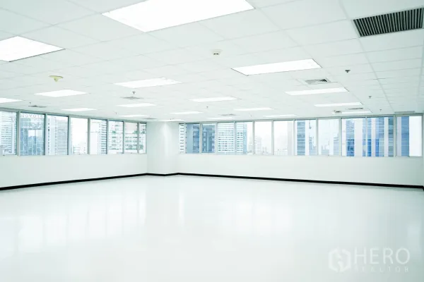 办公空间 出租在Watthana, Bangkok - 宽敞办公空间，整排窗面与城市景观，荧光照明与空调出风口一应俱全。