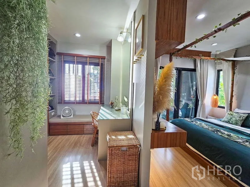 บ้าน ขายในBang Phli, Samut Prakan - เลย์เอาต์ห้องสวีทเชื่อมจากมุมแต่งตัวสู่ห้องนอนเตียงสี่เสา