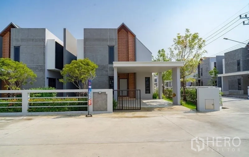 Detached House for sale in Lam Luk Ka, Pathum Thani - Modern loft detached house facade with carport and gate in Lam Luk Ka.