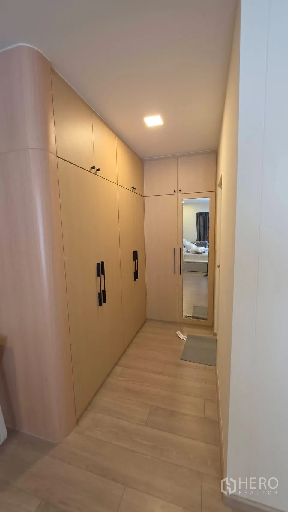 独栋房屋 for rent in Bang Phli, Samut Prakan - 步入式更衣区，顶天立地柜与穿衣镜。