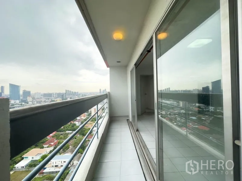 คอนโด ขายในBang Na, Bangkok - ระเบียงชั้นสูงพร้อมราวเหล็ก มองเห็นวิวสกายไลน์ย่านบางนา.