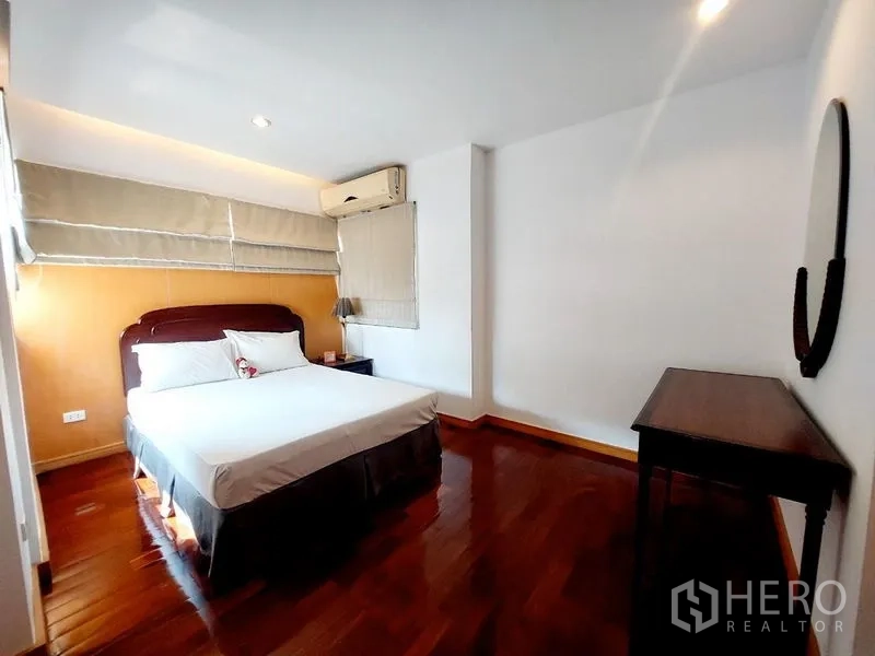 Apartment for rent - Second bedroom with double bed, wood floors, wall-mounted air conditioner and blackout blinds.