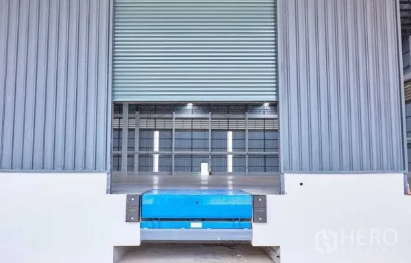Factory for rent in Bang Phli, Samut Prakan - Loading dock with roller shutter door and blue dock leveler