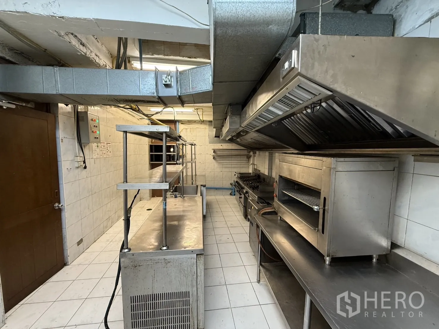 Detached House for rent in Watthana, Bangkok - Commercial kitchen fitted with stainless counters, gas ranges and ventilation hoods.