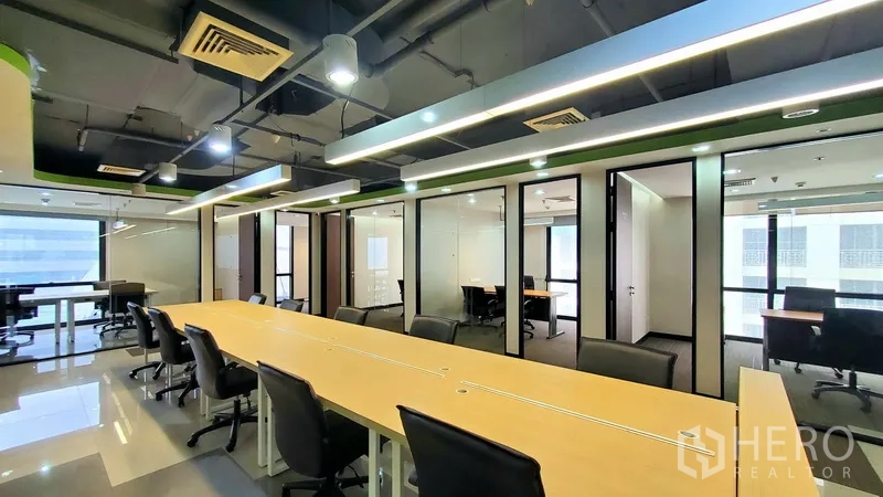 สำนักงาน ให้เช่าในWatthana, Bangkok - ออฟฟิศแบบเปิด โต๊ะบาร์ยาว ห้องทำงานกระจกเป็นคูหา และไฟเพดานเส้นตรง