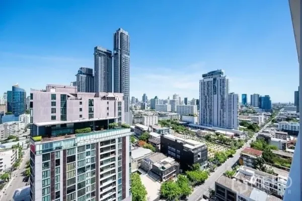 Condominium for sale - High-floor panorama of Watthana district towers and tree-lined streets.