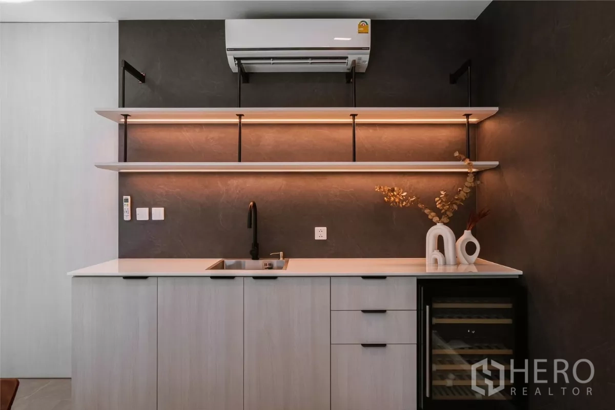 Detached House for rent or sale in Saphan Sung, Bangkok - Compact wet bar with sink, open shelves and warm under-shelf lighting.