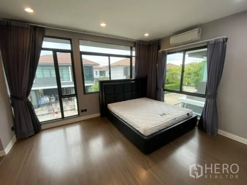 บ้าน ให้เช่าในBang Kapi, Bangkok - ห้องนอนมาสเตอร์มุมกระจก พื้นไม้และเครื่องปรับอากาศ