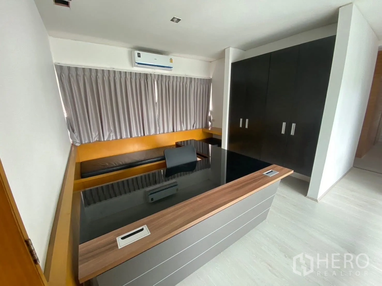 บ้าน ให้เช่าในSuan Luang, Bangkok - ห้องทำงาน โต๊ะบิลท์อิน ตู้เก็บของและหน้าต่าง
